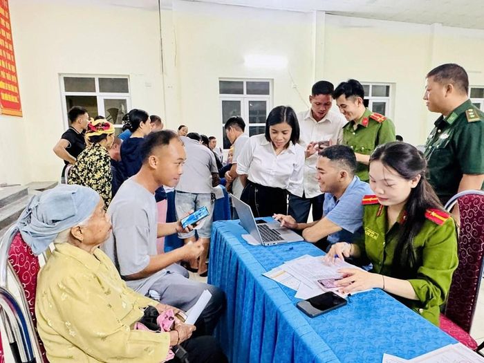 Người dân thôn Tén Tằn (xã Mường Lát, Thanh Hóa) được cán bộ hướng dẫn thực hiện thủ tục hành chính tại nhà văn hóa thôn vào buổi tối