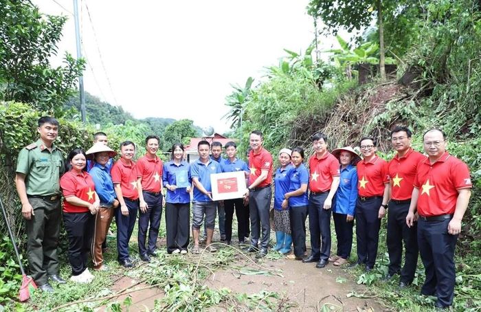 Đoàn đại biểu đến thăm, trao quà tặng thanh niên tình nguyện địa phương
