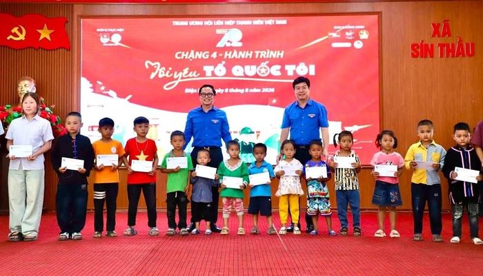 Đoàn đại biểu đến thăm, trao quà tặng cho học sinh xã Sín Thầu