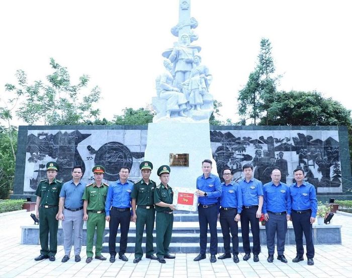 Đoàn đại biểu tặng quà cán bộ, chiến sĩ Đồn Biên phòng Leng Su Sìn tại Khu tượng niệm Anh hùng LLVTND Trần Văn Thọ ở xã Sín Thầu