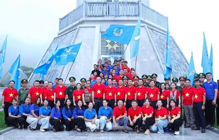 Đoàn đại biểu tại Cột cờ A Pa Chải