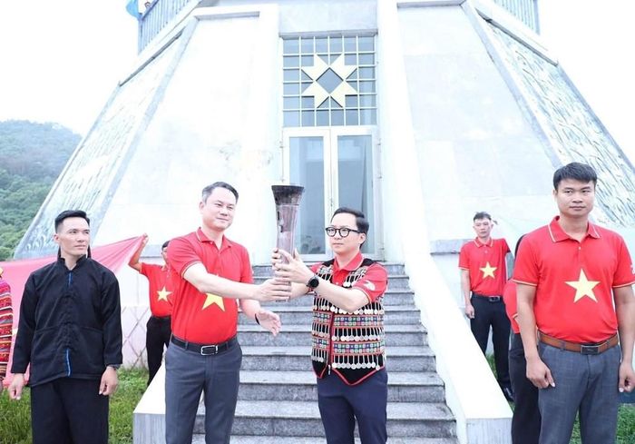 Trao ngọn đuốc của Hành trình “Tôi yêu Tổ quốc tôi” với mong muốn tuổi trẻ Điện Biên tiếp tục thắp sáng tinh thần yêu nước, ý chí vươn lên và khát vọng cống hiến của thanh niên Việt Nam