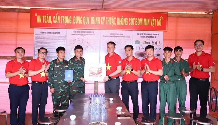 Đoàn đại biểu đến thăm, trao quà tặng cán bộ, chiến sĩ rà phá bom mìn Lữ đoàn Công binh 543, Quân khu 2