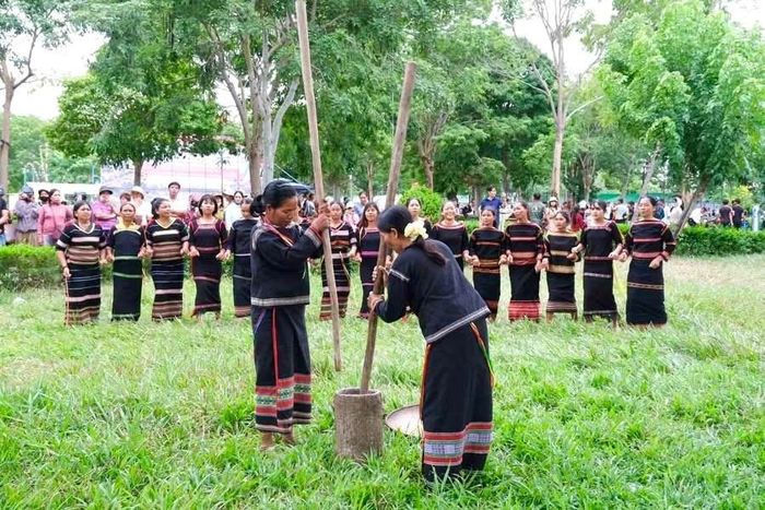 Tại ngày hội, không gian sinh hoạt cộng đồng được tái hiện sinh động