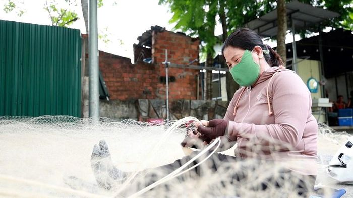 Người thợ thoăn thoắt đôi tay giữa những dàn lưới cước rộng lớn