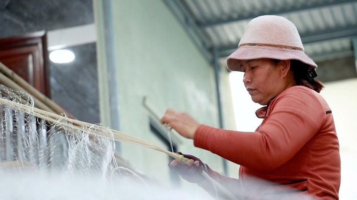 Những người thợ tỉ mẩn nối từng mắt lưới bị rách