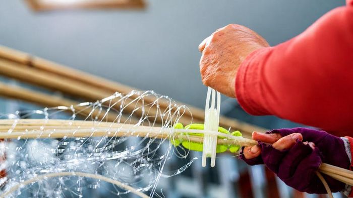 Nghề vá lưới đòi hỏi sự khéo léo, kiên trì và kinh nghiệm