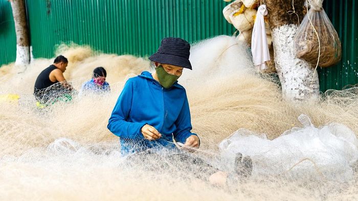 Nghề vá lưới được truyền qua nhiều thế hệ, trở thành một phần sinh kế của cư dân làng biển