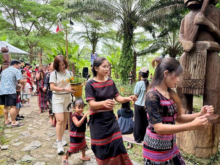 Không gian Vườn tượng điêu khắc Tây Nguyên trở thành một buôn làng thực thụ với nhiều hoạt động hấp dẫn