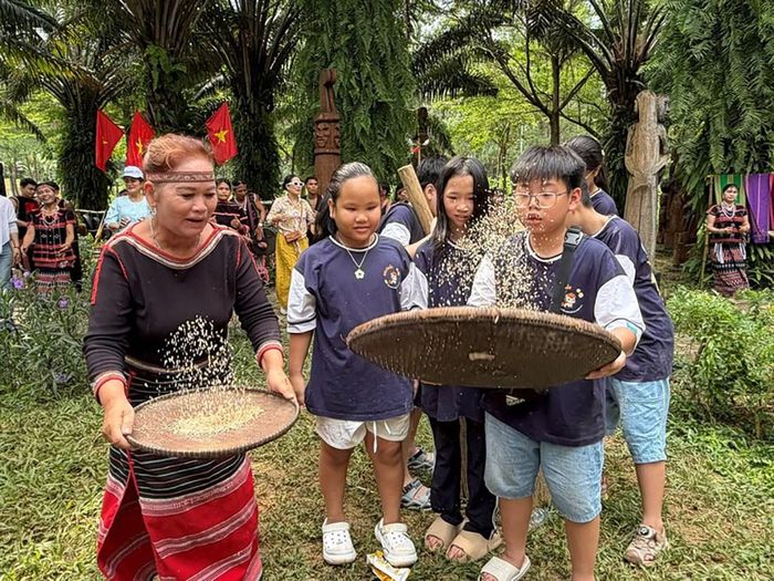 Trẻ em hào hứng trải nghiệm hoạt động giã gạo, sàng gạo
