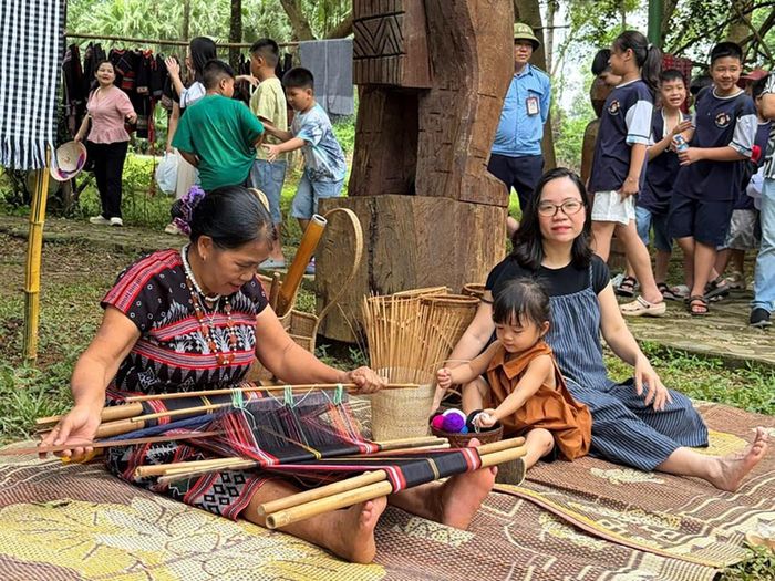 Du khách trải nghiệm nghề dệt truyền thống của đồng bào các dân tộc Tây Nguyên