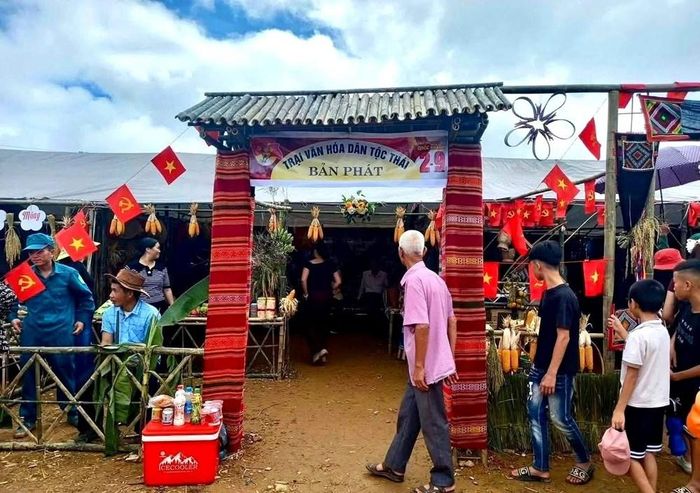 Những trại văn hóa, mâm cơm truyền thống, sản vật đặc trưng được bài trí công phu, kể câu chuyện về đời sống, phong tục và sự mến khách của người dân biên giới