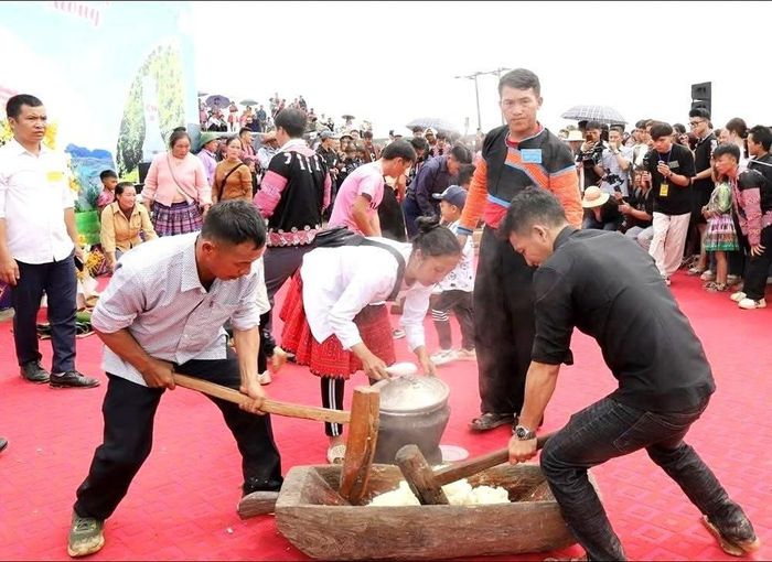 Không chỉ có chợ phiên, Lóng Sập còn mở ra không gian văn hóa sống động của đồng bào Mông, Thái, Khơ Mú