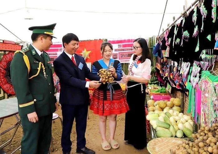 Du khách còn được hòa mình vào không khí lễ hội náo nức với chương trình giao lưu văn nghệ, tiếng khèn Mông, điệu xòe Thái vang vọng giữa núi rừng và loạt trò chơi dân gian hấp dẫn: giã bánh dày, đẩy gậy, đánh tu lu, kéo co, tung còn, bắn nỏ...
