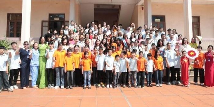 Các thí sinh cùng chụp ảnh lưu niệm tại Trung tâm