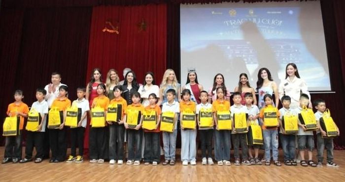 Các thí sinh Miss World 2026 trao quà cho các em nhỏ tại Trung tâm bảo trợ xã hội tỉnh Quảng Ninh
