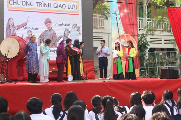 Học sinh TP.HCM giao lưu với các nghệ sĩ hát chèo