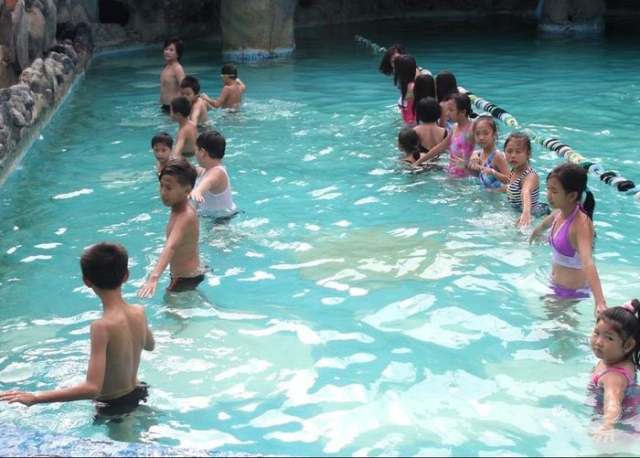 Học sinh tham gia học bơi vào mùa hè