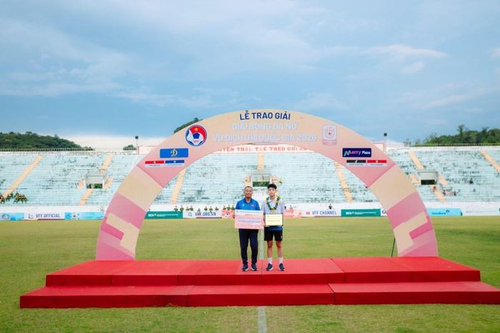 Ông Okiyama Masahiko, HLV trưởng đội tuyển U16 nữ quốc gia, Chuyên gia phụ trách đào tạo bóng đá nữ trẻ trao danh hiệu Thủ môn xuất sắc nhất cho Bùi Phương Thảo (U16 nữ Phong Phú Hà Nam)