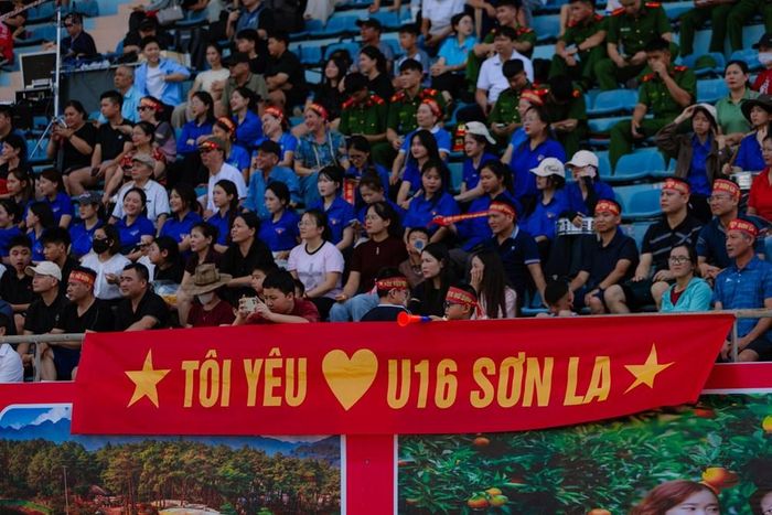 Cổ động viên tiếp lửa cho U16 nữ Sơn La trên sân nhà