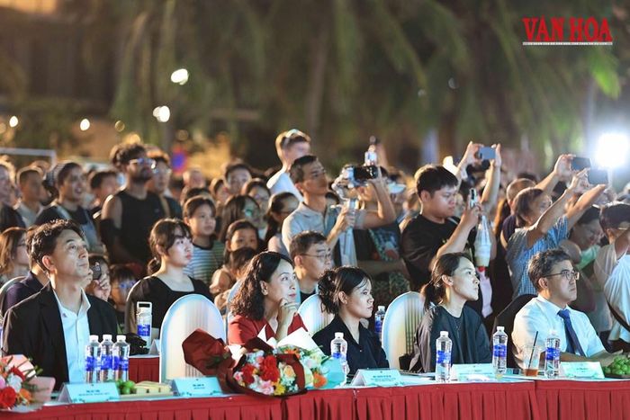Cuộc thi thu hút đông đảo người dân và du khách tham gia cổ vũ