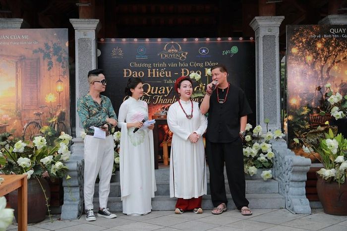 Cựu cầu thủ Quốc gia Nguyễn Mạnh Dũng sát cánh bên vợ là ca sĩ Hiền Anh trong hành trình "Duyên 8"