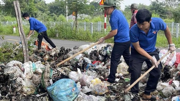 Đoàn viên, thanh niên phường Chơn Thành (Đồng Nai) thu gom, dọn dẹp rác thải, vệ sinh môi trường. Ảnh: Nhật Bình – TTXVN