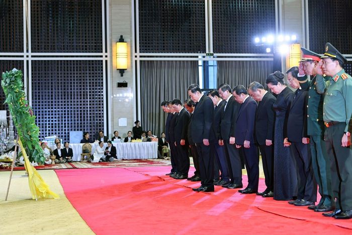 Chủ tịch Quốc hội Trần Thanh Mẫn dẫn đầu Đoàn đại biểu cấp cao của Đảng, Nhà nước Việt Nam viếng đồng chí Xaysomphone Phomvihane, Ủy viên Bộ Chính trị, Chủ tịch Quốc hội Lào. Ảnh: Doãn Tấn – TTXVN
