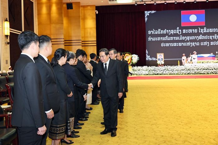 Chủ tịch Quốc hội Trần Thanh Mẫn viếng đồng chí Xaysomphone Phomvihane, Ủy viên Bộ Chính trị, Chủ tịch Quốc hội Lào. Ảnh: Doãn Tấn – TTXVN