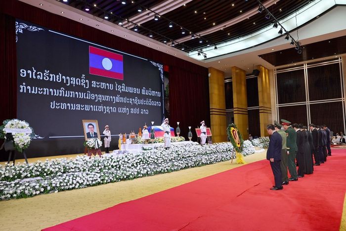 Chủ tịch Quốc hội Trần Thanh Mẫn dẫn đầu Đoàn đại biểu cấp cao của Đảng, Nhà nước Việt Nam viếng đồng chí Xaysomphone Phomvihane, Ủy viên Bộ Chính trị, Chủ tịch Quốc hội Lào. Ảnh: Doãn Tấn – TTXVN