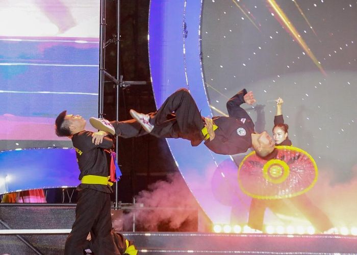 Các đoàn võ thuật cùng hội tụ, góp phần tạo nên không gian giao lưu văn hóa đa sắc màu. Ảnh: Khánh Hoà - TTXVN