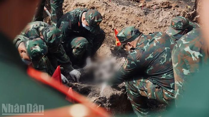 Lực lượng làm nhiệm vụ tìm kiếm, quy tập hài cốt liệt sĩ tại khu B, Công viên Lê Thị Riêng. (Ảnh: LÊ THÀNH)