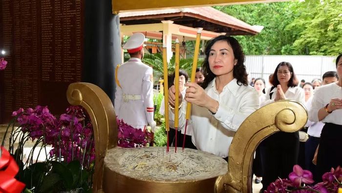 Thứ trưởng Công thương Phan Thị Thắng thắp hương tri ân tại Công viên Lê Thị Riêng. (Ảnh: KIM TRƯỜNG)