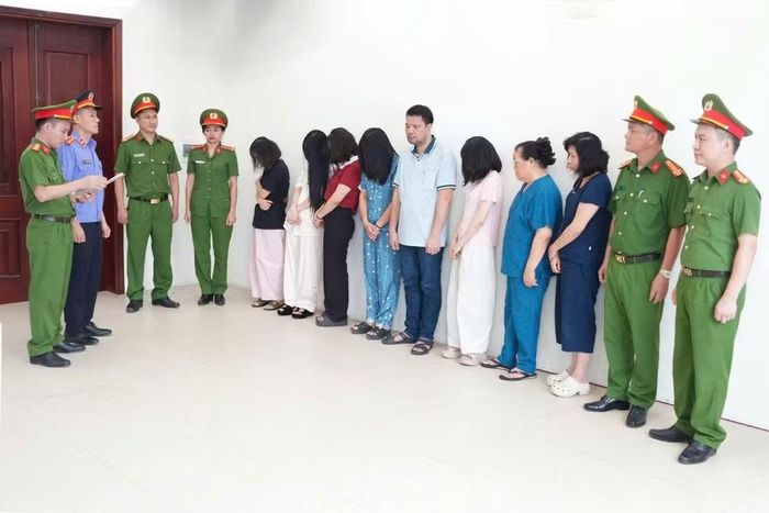 Cơ quan Cảnh sát điều tra Công an tỉnh Nghệ An tống đạt quyết định đối với 10 đối tượng trong vụ án liên quan Phòng khám đa khoa Y học Nghệ An. (Ảnh: Công an Nghệ An)
