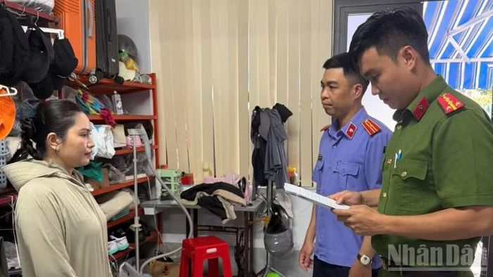 Công an thành phố Cần Thơ đọc lệnh khám xét tại hộ kinh doanh Huỳnh Hạ Thi. (Ảnh: THÀNH LỢI)