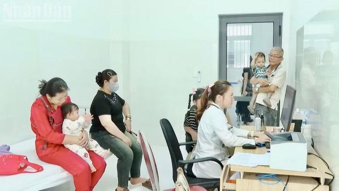 Bác sĩ luân phiên khám bệnh cho người dân tại Đặc khu Côn Đảo. (Ảnh: KHANG ANH)