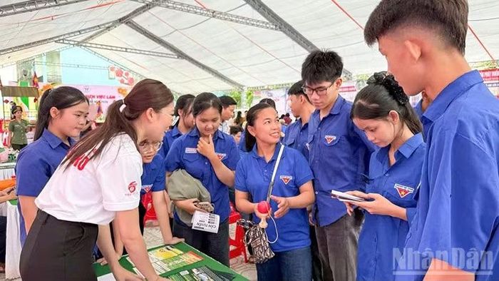 Phiên giao dịch việc làm phường Hương Trà năm 2026 không chỉ mang đến thông tin tuyển dụng, mà còn tư vấn về đào tạo nghề, định hướng nghề nghiệp, chính sách vay vốn tạo việc làm.