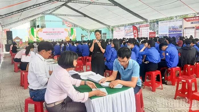 Quang cảnh Phiên giao dịch việc làm phường Hương Trà năm 2026.