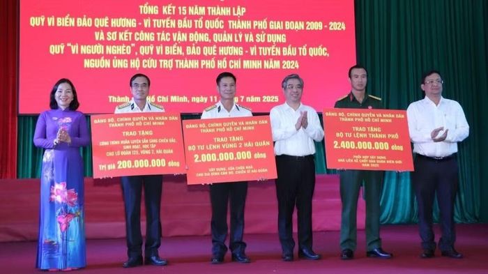 Ủy ban Mặt trận Tổ quốc Việt Nam Thành phố Hồ Chí Minh trao bảng ủng hộ cho các lực lượng vũ trang (Ảnh: MTTQ Thành phố)