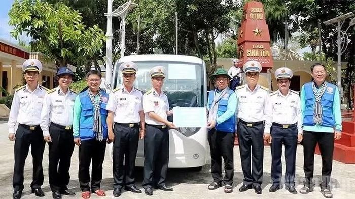 Lãnh đạo Thành ủy, Ủy ban Mặt trận Tổ quốc Việt Nam Thành phố Hồ Chí Minh thăm và trao quà tặng cán bộ, chiến sĩ trên đảo Sinh Tồn. (Ảnh: VŨ HOÀNG)