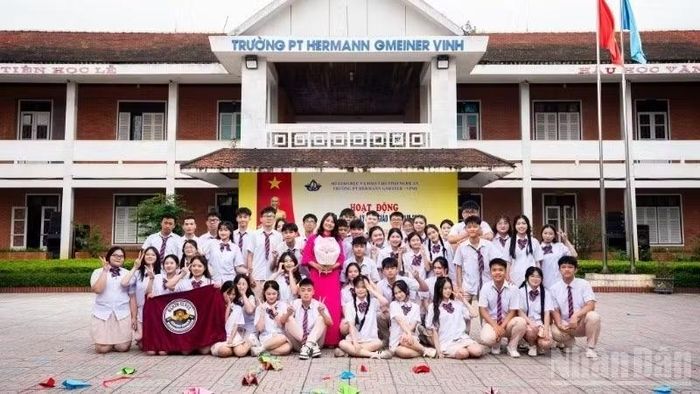 Giáo viên và học sinh Trường phổ thông Hermann Gmeiner Vinh.