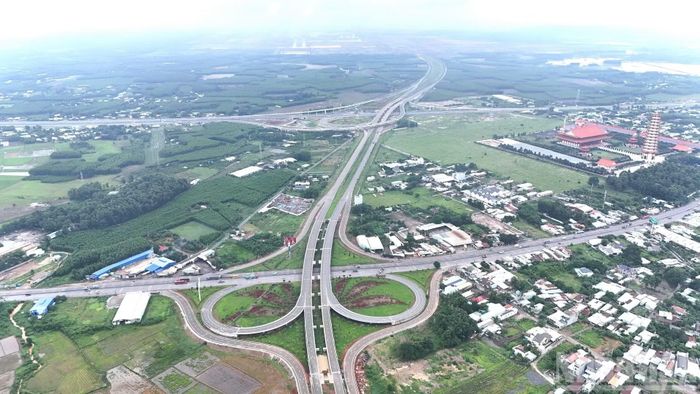  Hiện đang là thời điểm các tuyến đường trục kết nối sân bay Long Thành đang bước vào giai đoạn “nước rút”, quyết tâm kịp thời điểm đưa sân bay lớn nhất cả nước đi vào khai thác thương mại cuối năm nay. 