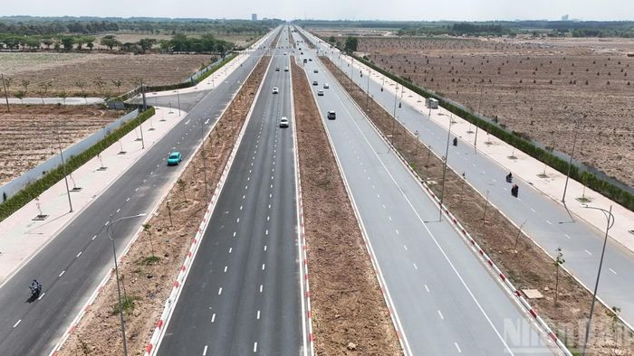 Trong khi đó, đường 25B đoạn từ đường Quách Thị Trang đến trung tâm phường Nhơn Trạch đã hoàn thành, khai thác tạm với quy mô 10 làn xe.