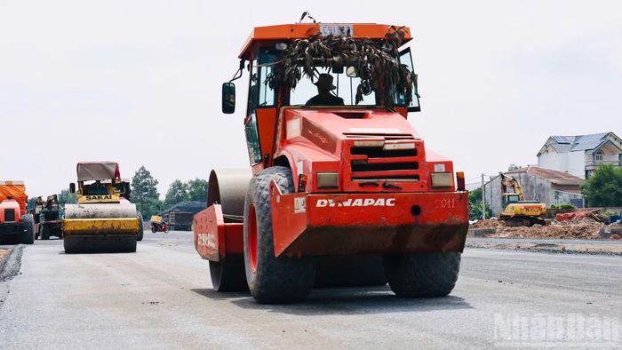 Các nhà thầu đang huy động máy móc, nhân lực để đẩy nhanh tiến độ hoàn thành 2 dự án đường 25B và 25C trước thời điểm sân bay Long Thành khai thác theo dự kiến ngày 1/12/2026.