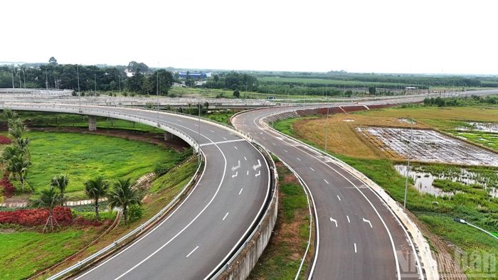 Khu vực nút giao giữa Quốc lộ 51 với đường 25C và đường T1 sân bay Long Thành đã hoàn thành, khai thác tạm.