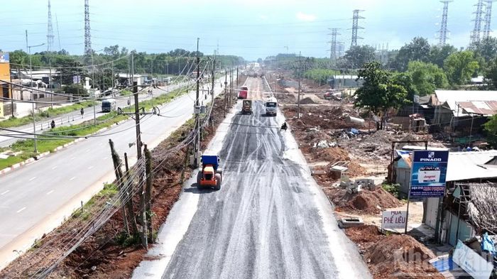 Tuyến đường có quy mô 10 làn xe đang bị chậm tiến độ so với kế hoạch đề ra.