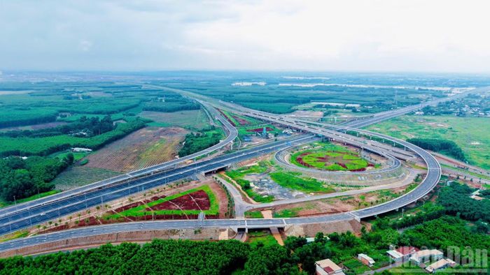 Mạng lưới giao thông liên hoàn kết nối sân bay Long Thành với Thành phố Hồ Chí Minh và các trục giao thông quan trọng khác đang dần hoàn thiện.