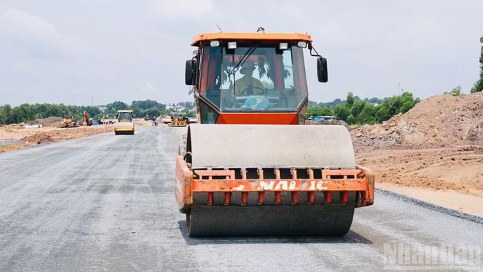 Thi công hạng mục nền đường dự án đường 25C. Đến thời điểm này, dự án đạt hơn 65% khối lượng so với hợp đồng.