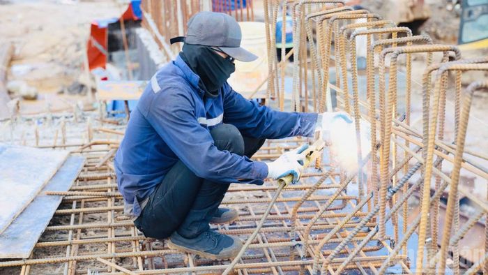 Công nhân thi công hạng mục cầu trên đường 25C.