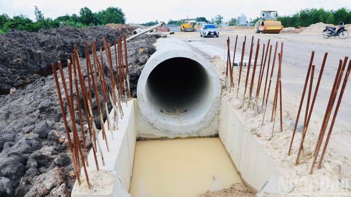 Hiện nay, đang là thời điểm mùa mưa, nhà thầu phải tạo rãnh thoát nước mặt đường, tranh thủ lúc nắng ráo huy động nhân lực, tăng ca kíp để bù tiến độ.